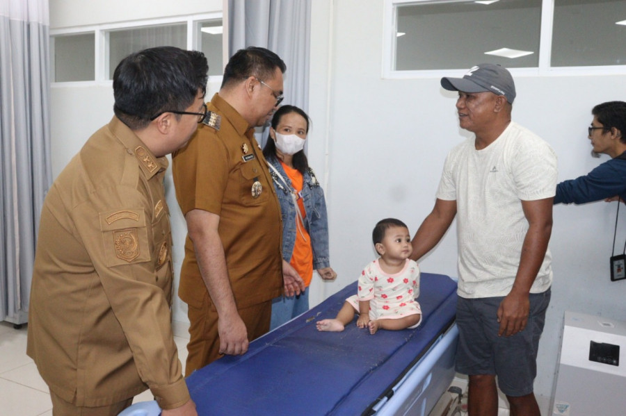 Bupati-Wabup Kukar saat meninjau pelayanan RSUD AM Parikesit. (Foto: Prokom)