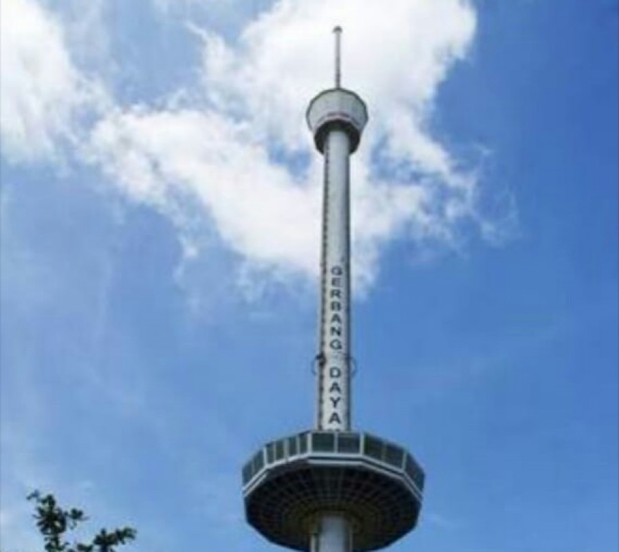 Sky tower yang ada di pulau kumala