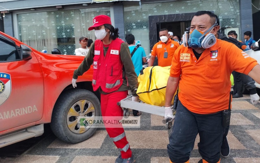 Proses evakuasi jenazah almarhum Kurniawan (45) dari salah satu penginapan di Jalan Hidayatullah Jumat (5/8/2022) hari ini. (Foto: Nancy/Korankaltim.com)