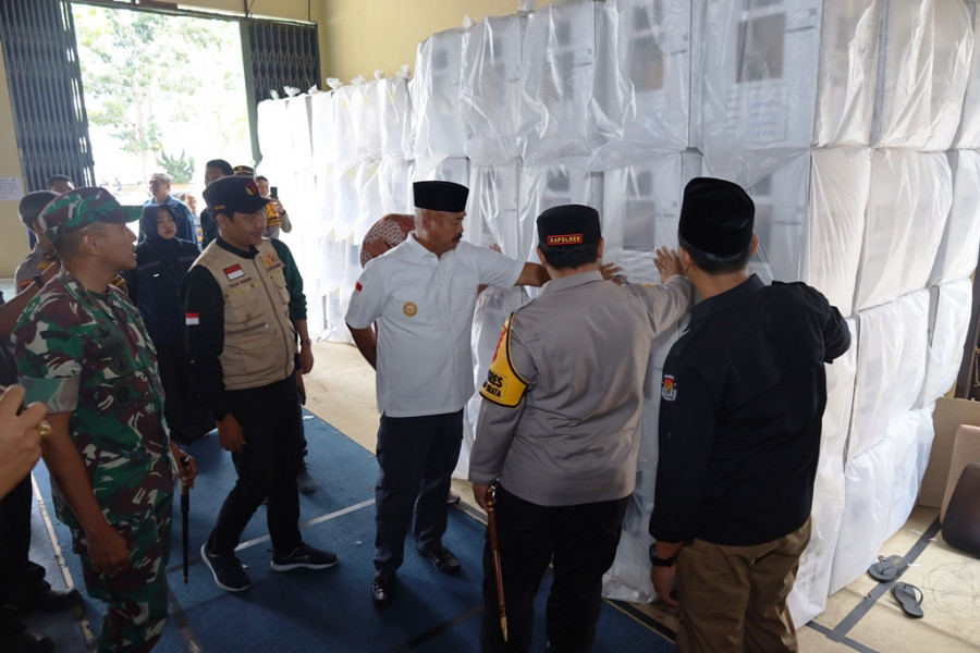 Bupati dan Forkopimda Kukar meninjau proses persiapan pendistribusian logistik Pemilu 2024. (Foto: Dok.Prokom Kukar)