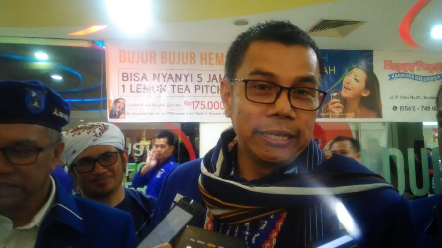 Sekjen DPP Demokrat Hinca Panjaitan saat hendak masuk ke Studio XXI SCP Samarinda Rabu (21/08/2019) siang. (Foto: Rusdi/Korankaltim.com)
