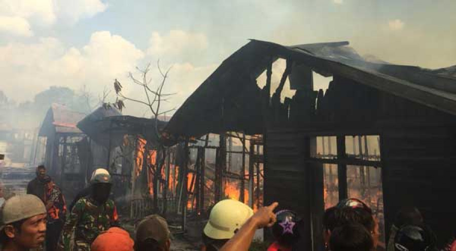 Personil BPBD Kukar dibantu warga memadamkan api