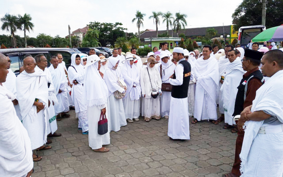 Para Calhaj menerima arahan petugas haji saat manasik di Masjid Agung Sultan Sulaiman pada Selasa (9/7/2019)