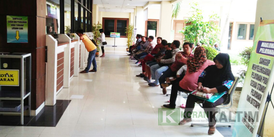 Masyarakat sedang mengurus dokumen pencatatan sipil di Disdukcapil Kukar. (Foto: Rian/korankaltim.com)