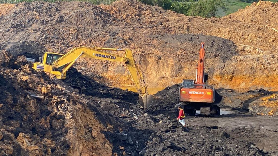 Barang bukti excavator di lokasi penggerebekan tambang Ilegal di kawasan Jalan Poros Balikpapan- Samarinda KM 48 Kecamatan Samboja, Kutai Kartanegara. (Foto: Istimewa)