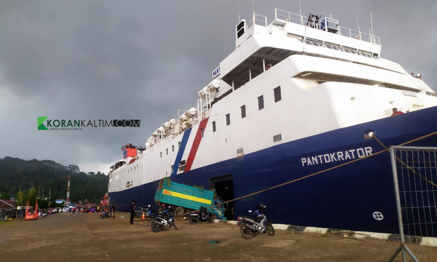 Aktivitas di Pelabuhan, KM Pantokrator yang akan berangkat menuju Pelabuhan Pare pare Rabu (28/4/2021) hari ini. (Foto: Nancy/korankaltim.com)