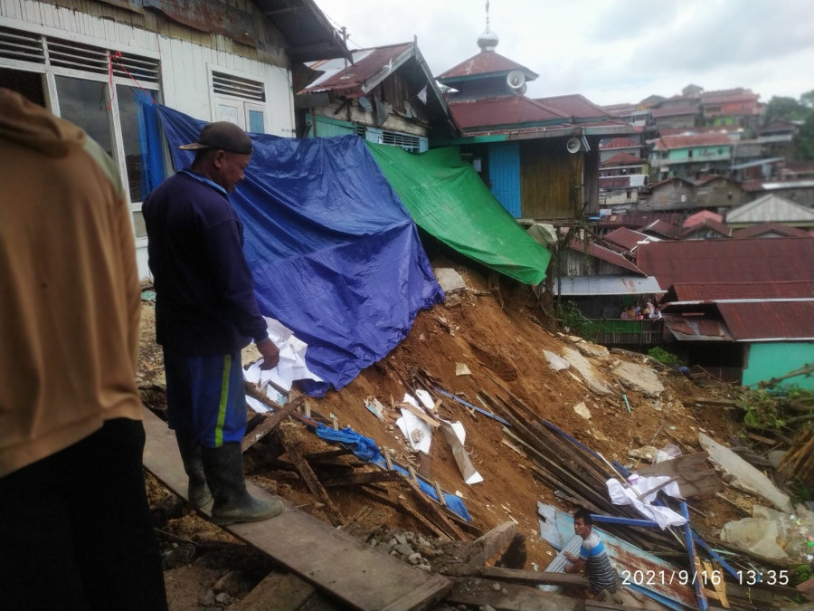 Warga RT 38 swadaya tangani sementara, terkait longsot di Jalan Jelawat Gang 9 RT 38 Kelurahan Sidomulyo Samarinda Ilir Kamis (16/9/2021) hari ini. (Foto:Nancy/korankaltim.com)