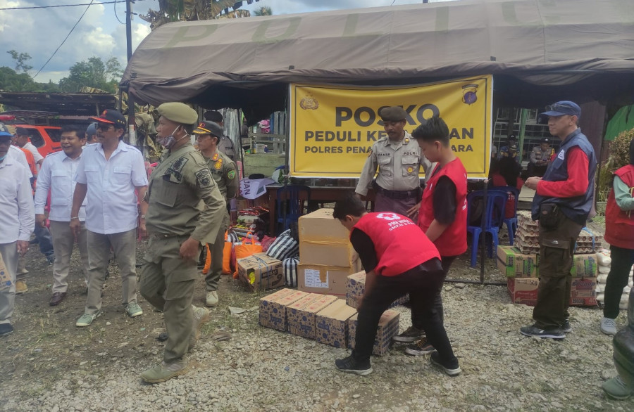 Jajaran DPC Partai Gerindra PPU menyalurkan bantuan secara simbolis di posko kebakaran Pasar Maridan. (Foto: Erwin/Korankaltim.com)