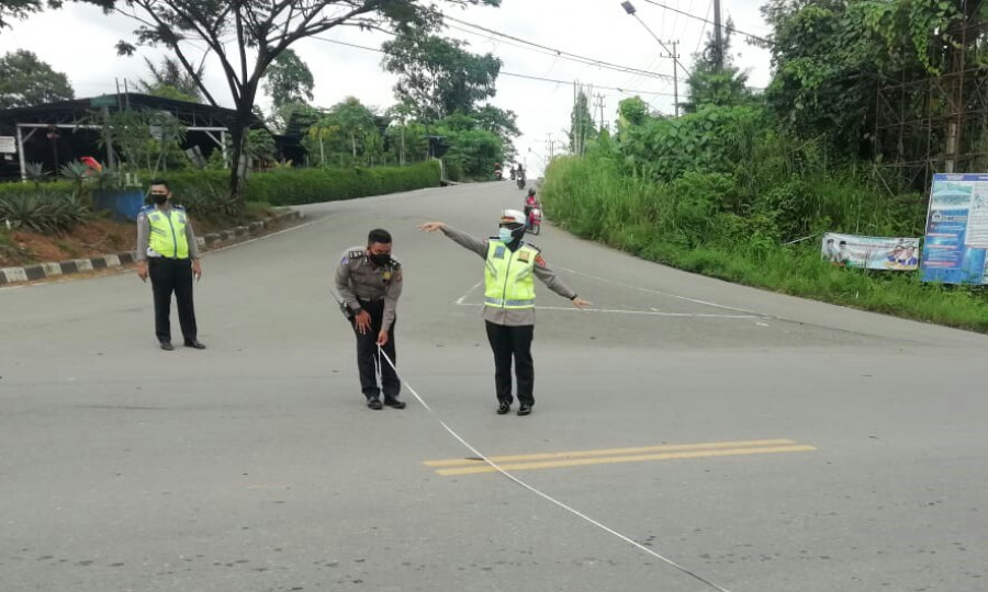 Kondisi simpang tiga Gunung Lipan saat petugas kepolisian melakukan olah TKP lalu, usai tragedi kecelakaan yang menewaskan satu orang