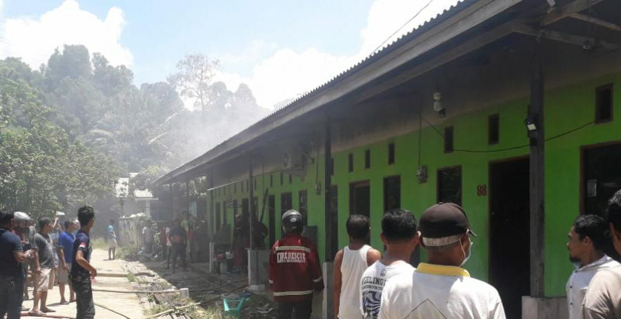 Bangsalan Lima Pintu Nyaris Ludes Terbakar . (Foto: Fairus/Korankaltimcom)