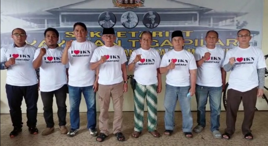 Anggota Yayasan Tiga Pilar Kesultanan Kukar Ing Martadipura saat melakukan ikrar dukungan terhadap IKN Nusantara (Ist)