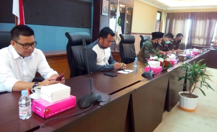 Rapat Dengar Pendapat (RDP) DPRD Kukar Bersama Disdikbud, BKPSDM, Komnas Transpemda, Polres dan Kejari di Ruang Banmus DPRD (6/7/2020) (Foto: Heri/korankaltim.com)