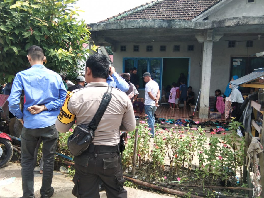 Masyarakat terus berdatangan kerumah korban