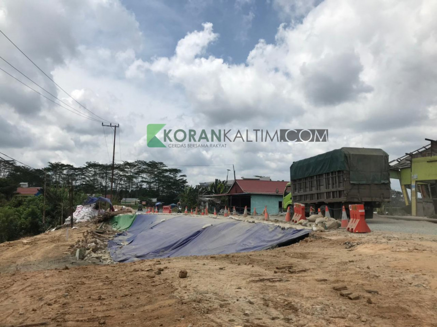 Progress perbaikan jalan longsor di Kilometer 7 Loa Janan, Jalur Poros Samarinda menuju Balikpapan (permata/korankaltim.com)