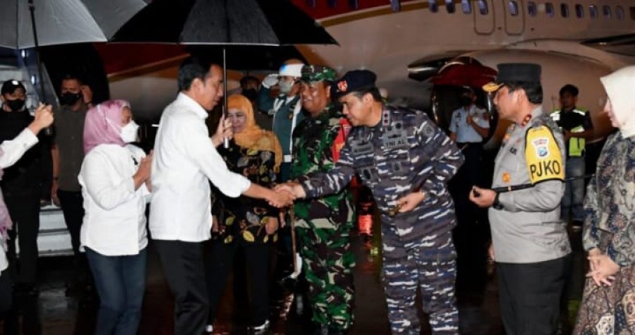 Presiden Jokowi saat tiba, di Sidoarjo disambut Gubernur Jawa Timur (Sekretariat Presiden)