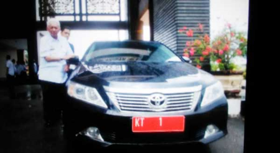 Awang berfoto dengan Mobil Toyota Camri, yang merupakan Dinas Gubernur Kaltim, di depan Pendopo Lamin Etam, Rabu (19/09/2018)