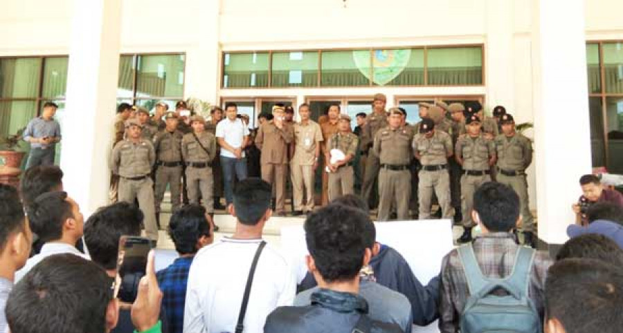 Puluhan masyarakat yang mengelar aksi langsung di temui anggota DPRD PPU