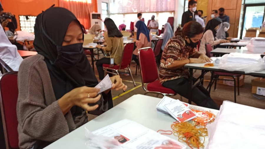 Petugas diberi honor Rp250 ribu per lembar surat suara yang telah disortir dan dilipat. (Foto: Hendra/KoranKaltim.Com)