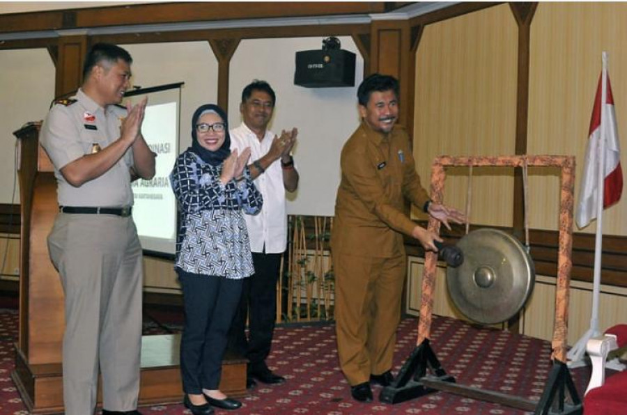 Pemukulan gong oleh Sekda Kukar Sunggono sebagai tanda digelarnya Rakor yang menentukan penyususnan prioritas permasalahan pertanahan di Kukar belum lama ini