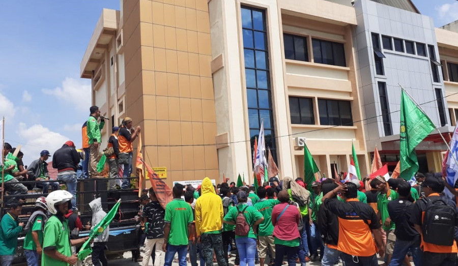 Masa yang berdemo di depan Kantor Disnaketrans Berau. (Foto: Indra/korankaltimcom)