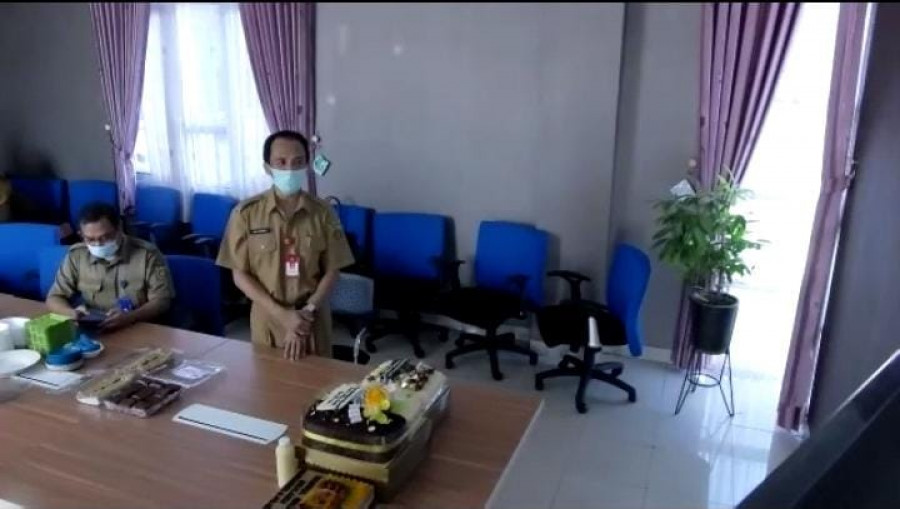 Kepala dinas pendidikan (Disdik) Asli Nuryadin saat memberikan sambutan pada empat sekolah yang tengah melaksanakan Uji Coba PTM pada hari ini.(Ainur Rofiah/Koran Kaltim)
