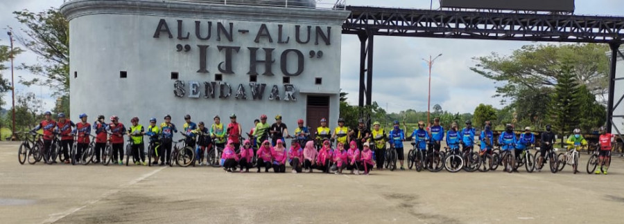 Tingkatkan Imun dengan Olahraga. Para anggota dari berbagai komunitas sepeda di Kubar saat berfoto bersama Minggu (11/10/2020) dalam kegiatan gowes gabungan. (Istimewa/Widodo)