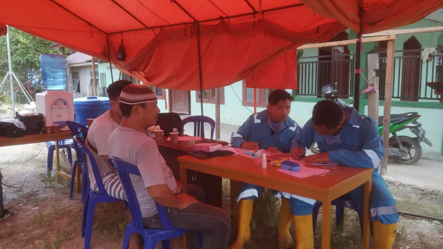 Pendataan kepada masyarakat yang melintas dari Balikpapan menuju Samarinda (Foto: Permata/korankaltimcom)