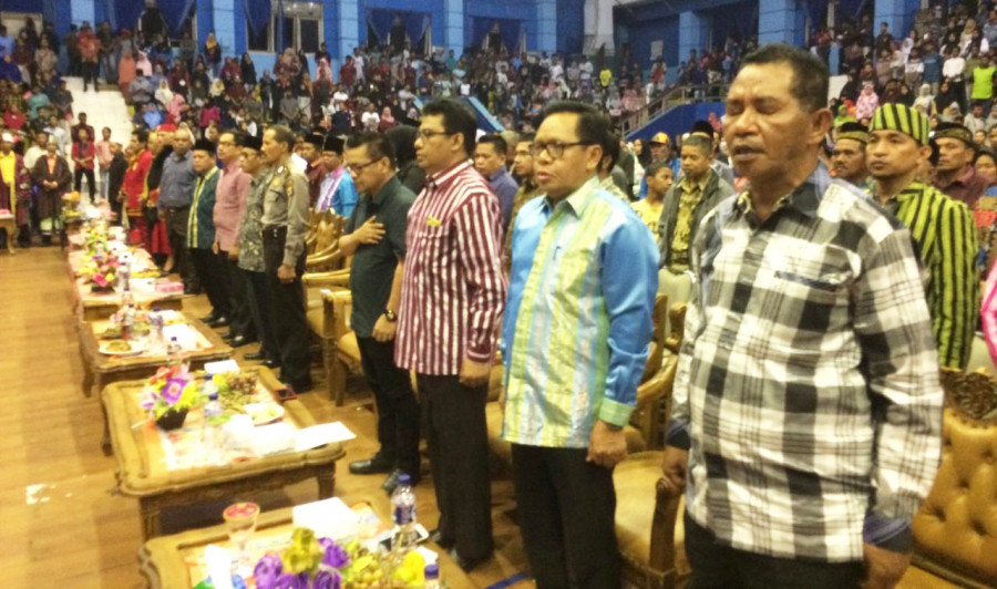 RAYAKAN HUT: Puncak perayaan Hari Jadi Kerukunan Warga Asal Buton Laporo di GOR Segiri yang dihadiri sejumlah pejabat teras. ( SN318/KK )
