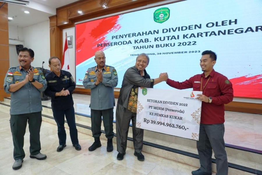 Penyerahan Dividen Perseroda ke Pemkab Kukar. (Foto: Prokom)