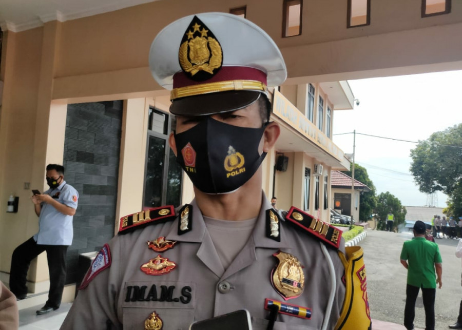 AKP Imam Safi’i Saat menceritakan penangkapan pelaku tabrak lari di jalan poros bontang. (Foto: Istimewa)
