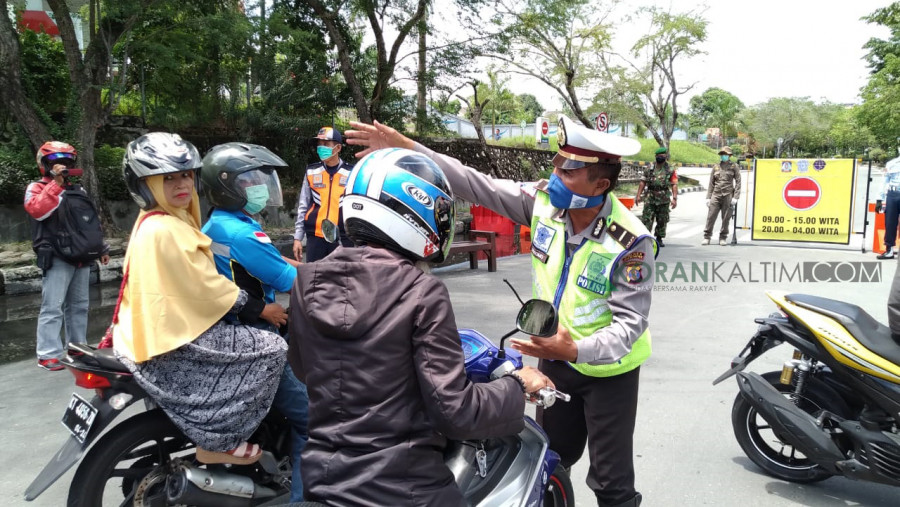 Penutupan jalan merupakan salah satu bentuk pembatasan aktivitas yang dilakukan Pemkot Balikpapan saat awal pandemi 2020 lalu. (Foto: Hendra/KoranKaltim.Com)