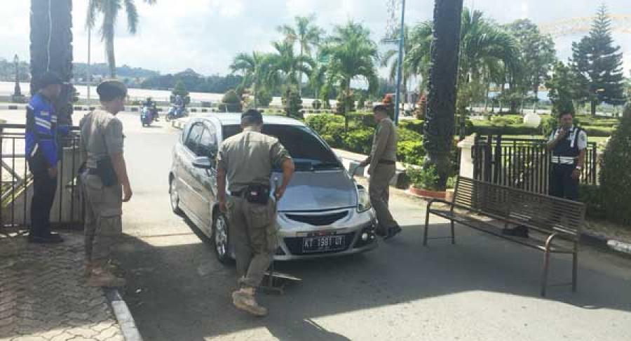 TINDAKAN PREVENTIF: Personel Satpol PP dan Dishub Kukar melakukan pemeriksaan kepada kendaraan yang memasuki lingkungan perkantoran pagi tadi.