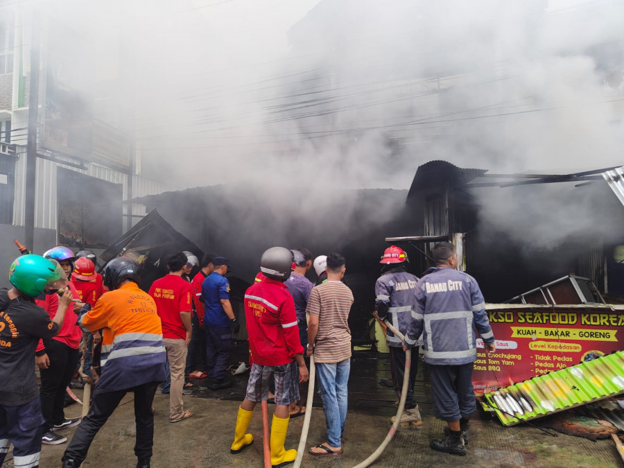 Upaya pemadaman yang dilakukan oleh petugas Disdamkar dan Penyelamatan bersama relawa Kota Tepia Senin (11/4/2022) hari ini. (Foto:Istimewa)