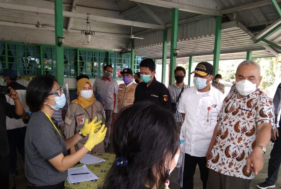 Kepala Kesbangpol Kukar bersama Gubernur Isran Noor dan stakeholder lain saat memantau pelaksanaan Pilkada Kukar. (Foto: Kesbangpol Kukar/Istimewa)
