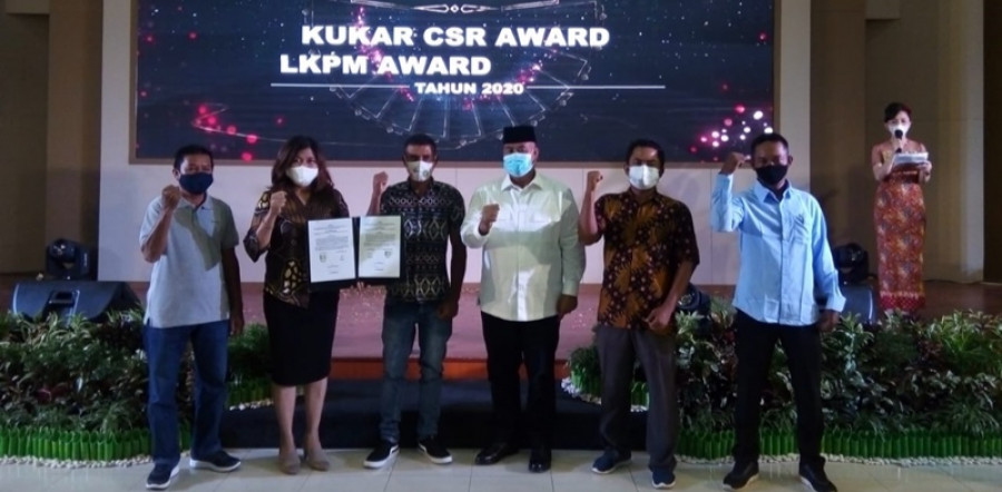 Penandatangan MoU PT MUM dengan Perwakilan Bumdes Kecamatan Kota Bangun Turut Disaksikan Bupati Kutai Kartanegara Edi Damansyah (Heri/Korankaltim.com)