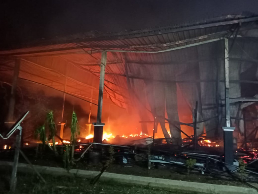 Mes milik PT BBE yang ludes terbakar Senin (3/8/2020) dini hari di Jalan Poros Samarinda-Tenggarong.(Foto: Istimewa/Disdamkar Samarinda)