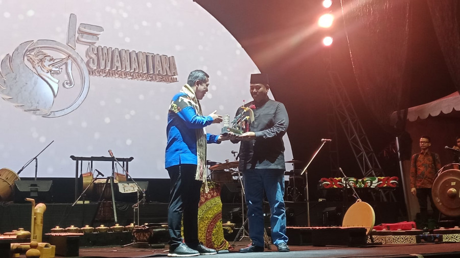 Direktur Perfilman Musik Media Direktorat Jenderal Kebudayaan Kemdikbudristek, Ahmad Mahendra bersama Bupati Kukar, Edi Damansyah saat pembukaan event Swanantara Festival Music Traditional pada Rabu (22/11/2023) malam tadi. (Handayan/korankaltim.com)