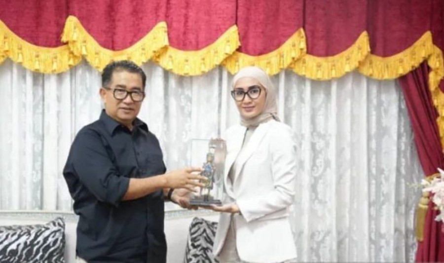 Pj Gubernur Kalimantan Timur Akmal Malik bersama Direktur PT TBI Devi Indah Noviarini pada pertemuan di Samarinda. (antaranews)