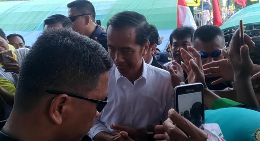 Calon Presiden RI Joko Widodo menyalami pendukungnya yang sejak pagi menunggu di BSCC Dome Balikpapan. (Hendra/KoranKaltim.Com)