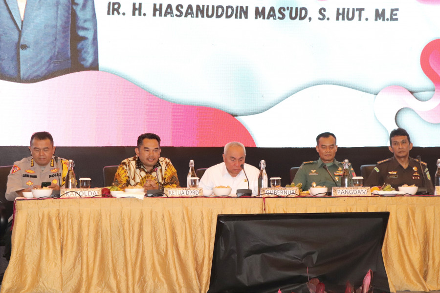 Ketua DPRD Kaltim Hasanuddin Mas’ud memberikan pemaparan saat Rakor Forkopimda se-Kaltim