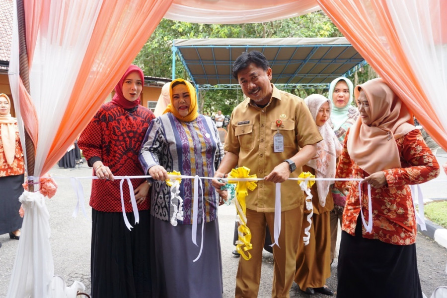 Bazar Murah DWP Kukar dibuka Sekda Sunggono bersama Ketua PKK Maslianawati. (Foto: Prokom)