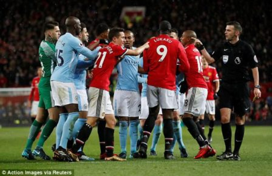 TERULANG: Wasit Oliver Holt (kanan) dituding tuan rumah sebagai biang kekalahan saat Manchester United menjamu Manchester City pada derby edisi pertama di Old Trafford kemarin.