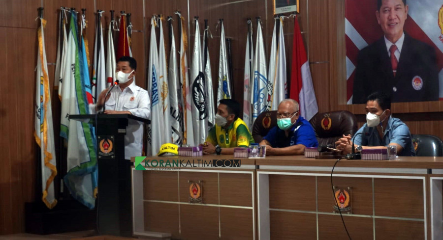 Ketua KONI Kaltim Zuhdi Yahya saat memberikan sabutannya, sebelum melepas atlet cabor muaythai dan kriket Kaltim ke PON Papua. Yang turut dihadiri Ketua Pengprov PCI Kaltim dan MI Kaltim serta Binpres KONI Kaltim Senin (20/9/2021) hari ini. (Foto: Nancy/k