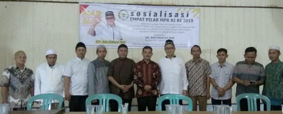 Perwakilan Pengurus Yayasan, Camat dan Anggota DPR RI beserta warga menyempatkan foto bersama sebelum sosialisasi empat pilar MPR RI