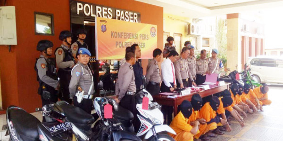 JUMPA PERS: AKBP Roy Satya Putra saat menjelaskan kasus curanmor dan pencurian sarang burung walet. (dwicahyo/korankaltim)