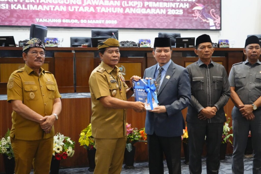 Foto bersama pada momen penyerahan dokumen LKPJ Pemprov Kaltara Tahun 2025. (istimewa)