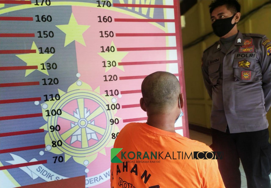 Tersangka pencabulan yang dilakukan oleh ayah tiri kepada gadis remaja 13 tahun, yang diamankan Polsek Samarinda Kota.(Foto:Nancy/korankaltim.com)