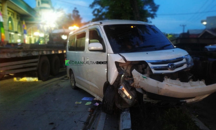 Mobil Daihatsu Luxio KT 1318 N warna putih yang dihantam truk fuso, bersamaan dengan sepeda motor Honda PCX KT 2503 FZ, yang dikendarai oleh Murfat yang seorang dosen di salah satu Universitas Samarinda, Senin (16/8/2021) hari ini. (Foto: Nancy/korankalti