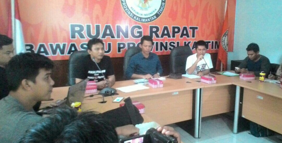 Komisioner Bawaslu Kaltim memberikan keterangan pers di kantornya, Minggu (25/2).