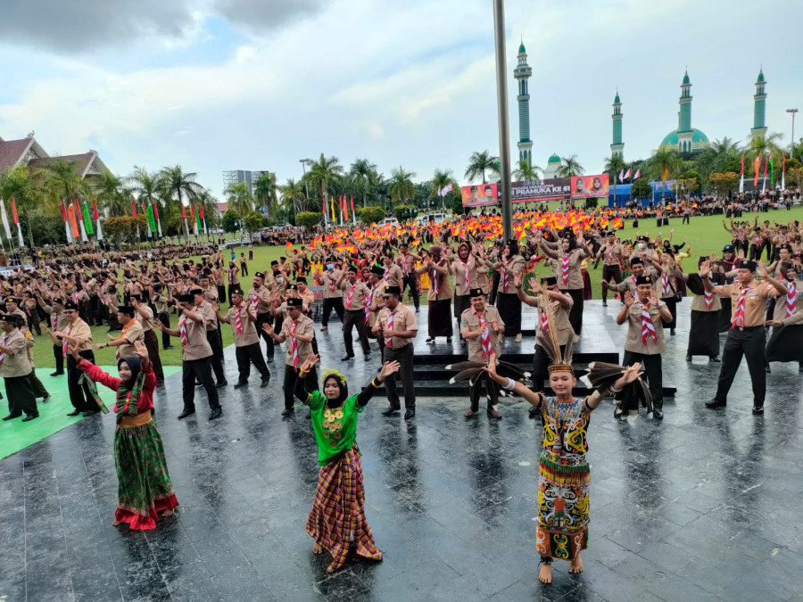 Pertujukan tarian kolosal usai pelaksanaan upacara HUT ke-61 Pramuka di Halaman Kantor Setkab Kutim. (Zulhamri/KoranKaltim.com)